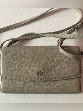 Tory Burch Pebbled Crossbody Wallet in Gray with beautiful silver logo